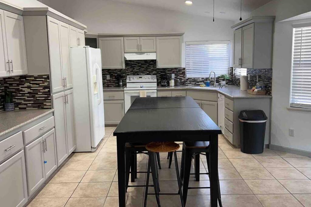Spacious Getaway! Pool, Spa, Sleeps 9 Lake Havasu City Extérieur photo